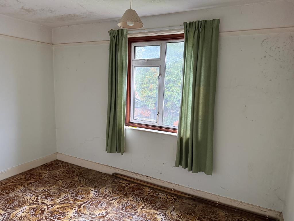 Lot: 44 - SEMI-DETACHED HOUSE IN NEED OF MODERNISATION - Second bedroom with rear view over garden